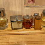 秋葉原ラーメン わいず - 卓上調味料