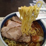 蓬来軒 - 低加水麺はスープにバッチリ