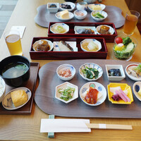 日本橋浅田 - 朝食(2970円)のごはん、味噌汁、出汁巻き卵、梅なめ茸、小松菜と薄揚げの煮浸し、茄子オランダ煮、鶏のおろしポン酢、鶏ピーマン、白身魚のトマトソース掛け、お漬け物、豆腐、豚角煮、焼魚、冬瓜の煮物