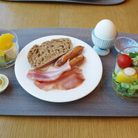 日本橋浅田 - 朝食(2970円)のパン、ベーコン、ウインナー、ゆで卵、サラダ、カットフルーツ