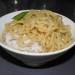 らーめん堂 仙台っ子 - スープを注いで麺も少々オン