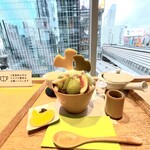 茶庭 然花抄院 - 窓際のカウンター席から渋谷スクランブルスクエアと銀座線渋谷駅の眺め