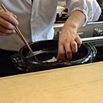 料理屋 植むら - 炊き上がったご飯の上にさんまをのせてます。