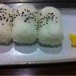 Okonomiyaki Kisakura - 関西名物！俵おにぎり（3個）250円