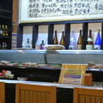 串松 - 寿司屋のカウンターの様に串ネタが入ったショーケース