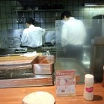 平田牧場 とんや - カウンター席前、オープンキッチン☆コラーゲンパウダーを、お味噌汁などに、入れて揉みました(〃▽〃)✿