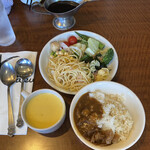 Suteki No Asakuma - サラダバー、コーンスープ、白米とガリラに
                        カレーを少しトッピング。