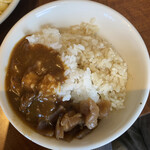 Suteki No Asakuma - 白飯、ガーリックライスをハーフ盛り付けし
                        白米部分にカレーをトッピング。