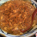 丸亀製麺 - トマたまカレーうどん 並 に 七味唐辛子大量投入