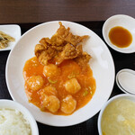 Chuugokuryouri Mozumi - 毎日お得なＡセット　メインをはエビチリ、唐揚げ、春巻き、蒸し餃子、スープ、杏仁豆腐付き