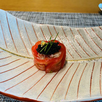 オールデイダイニング オアシスガーデン - カニ肉をスライストマトで巻いてキャビアを添えたアミューズ