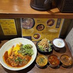 SPICY CURRY 魯珈 -  麻辣蟹春雨咖喱＋魯珈チキンカレー、ラムカレー(ビンダル風)、クリーミィ野菜コルマカレーのぷちカレー＋ぷちサラダ＋ラッシー