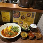 SPICY CURRY 魯珈 -  麻辣蟹春雨咖喱＋魯珈チキンカレー、ラムカレー(ビンダル風)、クリーミィ野菜コルマカレーのぷちカレー＋ぷちサラダ＋ラッシー