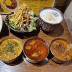 SPICY CURRY 魯珈 - 魯珈チキンカレー、ラムカレー(ビンダル風)、クリーミィ野菜コルマカレーのぷちカレー＋ぷちサラダ＋ラッシー