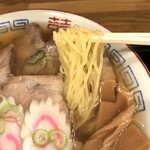 亀寿司食堂 - チャーシューメン（醤油）　麺アップ