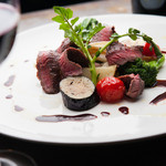 オーチョ - 黒毛和牛レアステーキ　＝焦がしバター醤油風＝　旨みたっぷりの黒毛和牛をレアに焼いています。