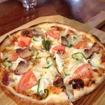パラディゾ - 自家製ベーコンと野菜のピザ