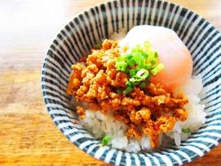 Menya Sumisu - 温泉卵と豚そぼろの小さな丼　\300