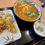 丸亀製麺 - トマタマカレーうどん並　かしわ天、イカ山椒天