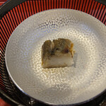 割烹 新多久 - 三面川の鮎のお寿司
      2貫あったんですが、写真撮る前に1貫食べてしまいました、、