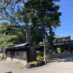 割烹 新多久 - 右側の建物は離れみたいですね、、
      立派な松でした！