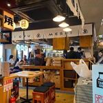 Unagi Gyuumeshi Sansuke - このお店もお昼時とあってお客様で賑わってました。