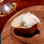 蒼 - 自家製バター作りで分離した水と小麦粉で作ったバケット　出来立て自家製バター載せて、これも付け合わせレベルを超越している大好きな一品。