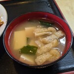 Fuku Ichiban - Miso Soup with Tofu, Fried Tofu, and Wakame
                      Packed with plenty of tofu and fried tofu!
                      It's been a while since I've had miso soup like this.