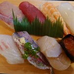 お松寿し - お寿司のアップ　イクラ、マグロ、海老、イカ、カンパチ、鯛、
            アジ（ネギ載ってるお寿司）、帆立の貝柱