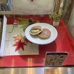 もちたけ - 店舗の栗きんとんどら焼きの見本