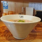 麺や 川 - 横から