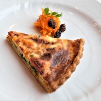 ブラッスリー ポール・ボキューズ 大丸東京 - タスマニアサーモンとホウレンソウのキッシュ