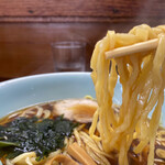 朝日屋 - 湯気の出ている熱々の支那そば。フーフー❣️