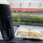 朝日屋 - つけ麺のスープ。1リットル900円と2玉320円❣️お土産ゲット