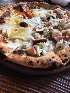 MUNCH'S pizzeria - ・蒜山の牧場チーズ工房“ラッテ バンビーノ”のぜいたくチーズたっぷりとイチジクのピザ