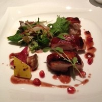 カントニーズ 燕 - お肉料理　ざくろのソース　すっぱくて、甘くて、おいしいんです。