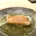 鮨 なんば - キンキ煮付けは優しい甘みながらサッパリのお出汁で全て飲み干します。