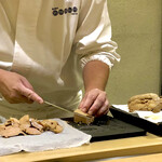 鮨 なんば - 大きな塊のあん肝は舌触りのいい、真ん中の方まで削り取ります。