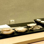 鮨 なんば - 握る前の鮑は…