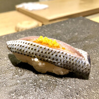 鮨 なんば 日比谷 - 少し強めに〆たと言う小肌。海老の朧が旨味増します