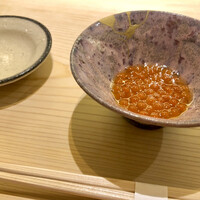 鮨 なんば 日比谷 - 一皿目は濃厚な味わいのイクラです♪