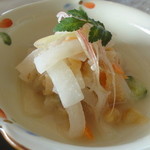 芥屋ゴルフ倶楽部 レストラン - 大根とクラゲの和え物