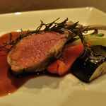 銀座 海老料理&和牛レストラン マダムシュリンプ東京 - 香草の香りが肉に染みて、羊の肉独特の臭みは皆無