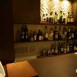 銀座 海老料理&和牛レストラン マダムシュリンプ東京 - この日はカウンター席に通され、バーのような雰囲気。