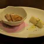 銀座 海老料理&和牛レストラン マダムシュリンプ東京 - 突き出しの豚肉のチャーシューの様な物とマコモダケを焼いたもの。味はあっさりめで結構うまい。