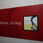 マダムシュリンプのお店ロゴ看板。