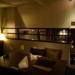 銀座 海老料理&和牛レストラン マダムシュリンプ東京 - お店にはロフトフロアもある。