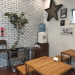 ズッカ ファイン ベジタブル アンド デリ - お水はセルフ　コップは下でくれる