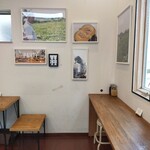 ズッカ ファイン ベジタブル アンド デリ - 壁にはギャラリー