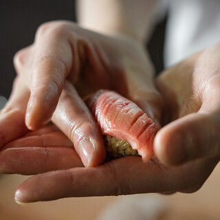 Omakase nigiri套餐。精心制作的握寿司和精美菜肴的至尊时刻